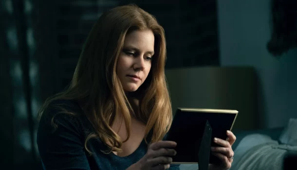 Inspirado em Hitchcock, suspense com Amy Adams baseado em livro lido por 3 milhões em todo o mundo está na Netflix