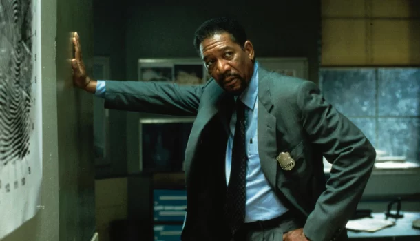 Baseado em livro com 375 milhões de cópias vendidas, suspense com Morgan Freeman, na Netflix, vai te deixar paranoico e neurótico