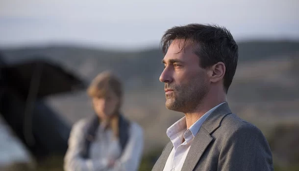 Filme com Jon Hamm e Rosamund Pike na Netflix é um pequeno diamante para os olhos e o cérebro