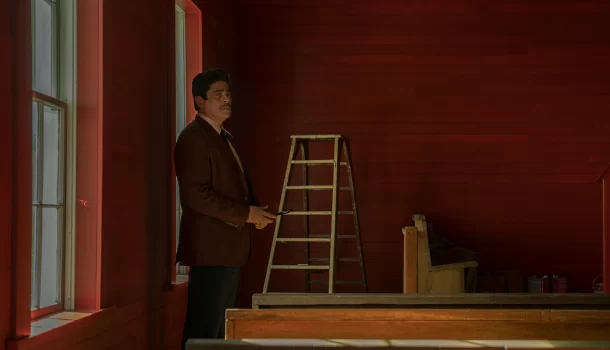 Inspirado no estilo de David Fincher e com uma atuação impecável de Benicio Del Toro, thriller brilhante está na Netflix