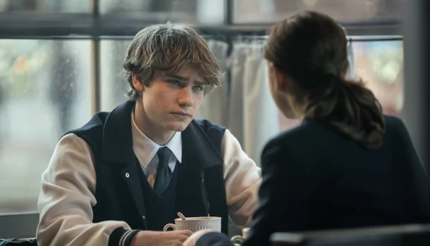 Baseado em fenômeno literário lido por mais de 500 mil pessoas, romance italiano está na Netflix