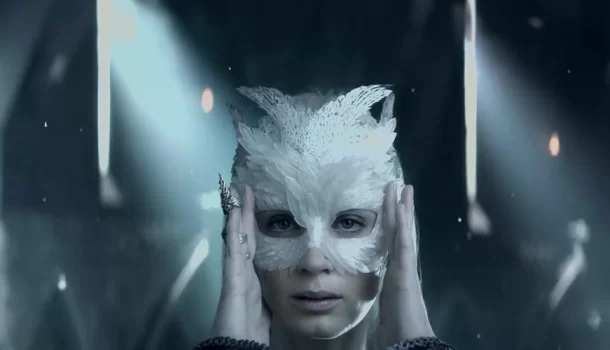 Hoje é o último dia para assistir na Netflix ao filme com Charlize Theron e Chris Hemsworth, inspirado na obra-prima dos irmãos Grimm