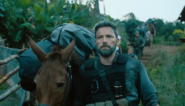 Ação com Ben Affleck, na Netflix, vai manter seus batimentos acelerados e não vai te deixar piscar por 125 minutos