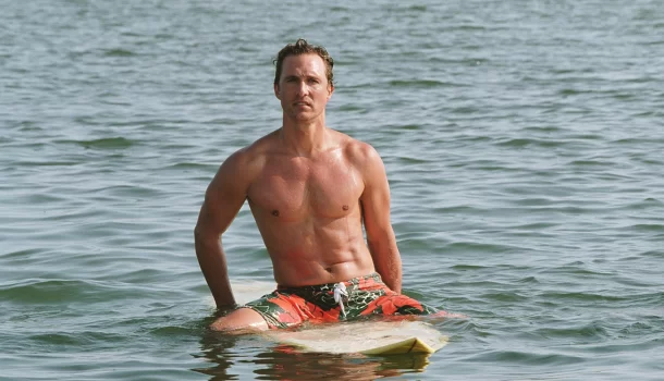 Comédia romântica com Matthew McConaughey arrecadou mais de 618 milhões de reais nas bilheterias mundiais e está na Netflix