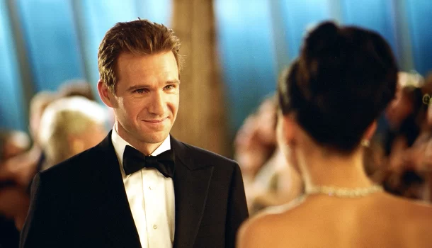 A comédia romântica que todo mundo ama, mas que Ralph Fiennes morre de vergonha de ter feito, na Netflix
