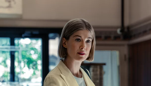 Thriller com Rosamund Pike, na Netflix, já foi visto por 56 milhões de pessoas