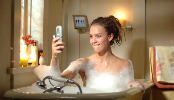 Comédia romântica com Jessica Alba, na Netflix, vai te fazer começar a semana com o pé direito