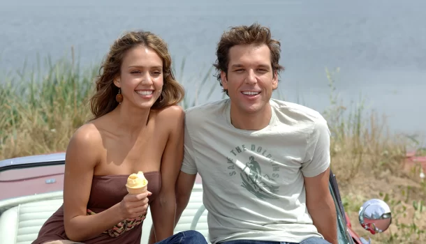 Comédia romântica com Jessica Alba, na Netflix, é remédio contra o tédio e o mau humor
