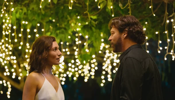 Um deslumbre cinematográfico, romance que acaba de pousar na Netflix é programa perfeito para o fim de semana