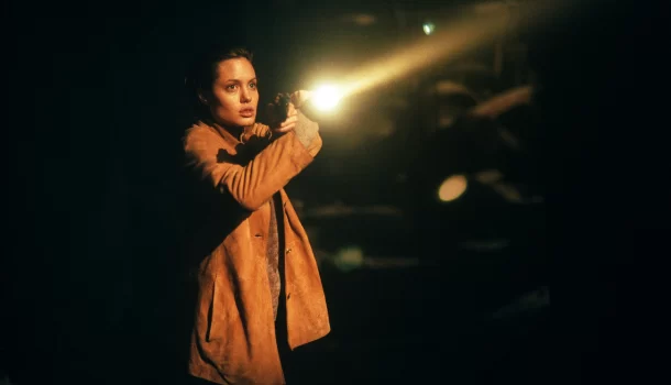 Visto por 15 milhões de pessoas nos cinemas, suspense investigativo com Denzel Washington e Angelina Jolie está na Netflix