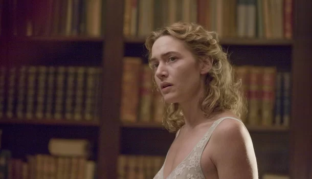 Considerada a melhor atuação da carreira de Kate Winslet, adaptação de best seller está na Netflix