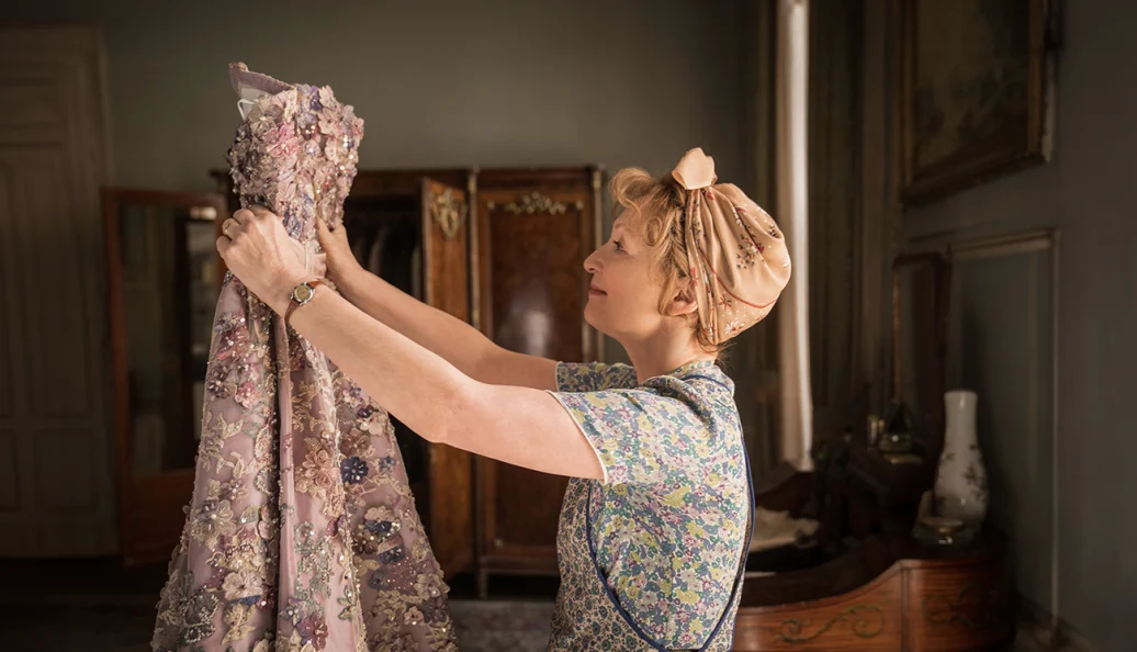 Sra Harris Vai a Paris