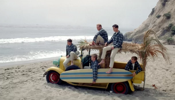 O filme que todo fã de Beatles e Beach Boys deveria assistir no Disney+