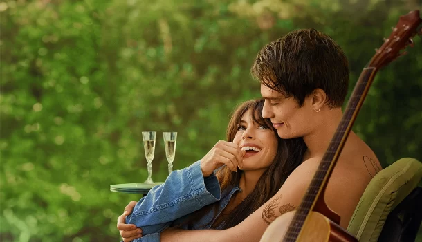 Há 43 semanas no Top 10, o romance favorito de 2024 segue imbatível em 2025 como o mais amado do Prime Video