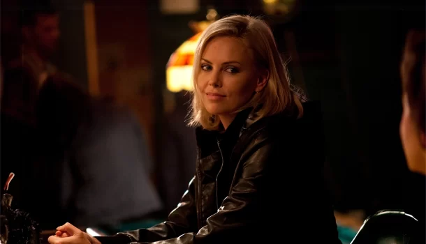 Filme com Charlize Theron sobre a solidão, as desilusões e a busca pela felicidade está na Netflix