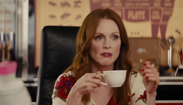 Julianne Moore brilha na melhor comédia de espionagem da Netflix — imperdível neste final de semana