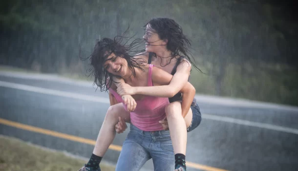 A belíssima história de sobrevivência e força, dirigida e estrelada por Katie Holmes, na Netflix