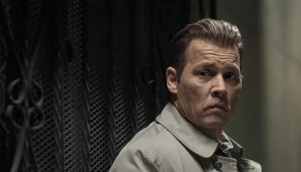 Thriller policial baseado em um caso policial até hoje não solucionado, com atuação brilhante de Johnny Depp, na Netflix
