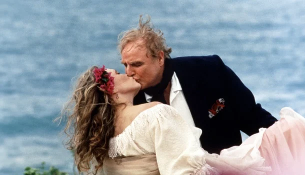 O romance mais bonito dos anos 1990, com Johnny Depp e Marlon Brando, está sob demanda no Prime Video