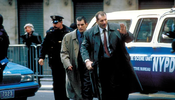 Um dos melhores thrillers policiais dos anos 1990, filme com Denzel Washington e Angelina Jolie está na Netflix