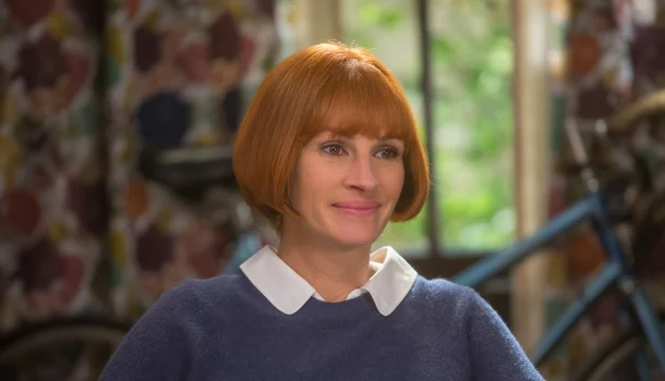 Agarre uma pipoca e se jogue no sofá para assistir a comédia relaxante com Julia Roberts e Jennifer Aniston, na Netflix