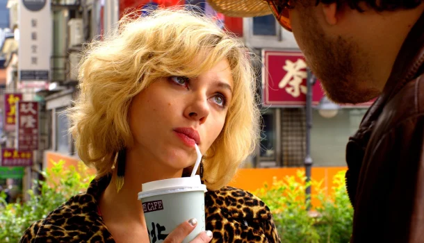 Inspirado em uma teoria de Baruch Spinoza, filme delirante com Scarlett Johansson na Netflix vai te virar pelo avesso