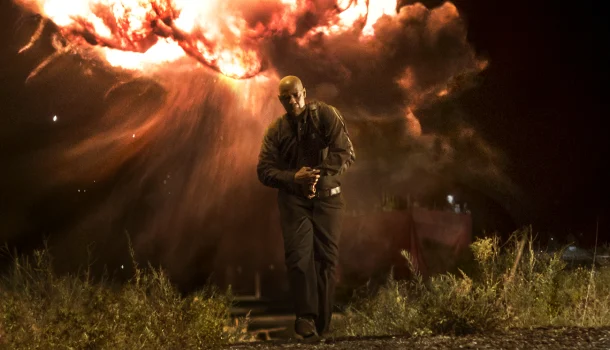 Ação de Antoine Fuqua, com Denzel Washington, é melhor forma de chutar 2024 para o passado,  na Netflix