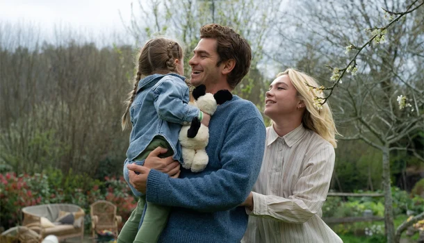 Romance com Andrew Garfield e Florence Pugh que vai fazer mais bem que cardio para seu coração, no Prime Video