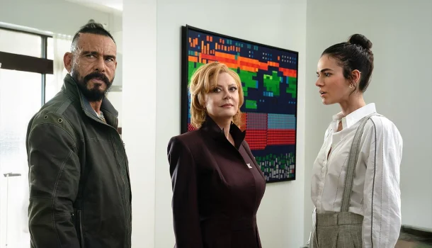 Considerado o maior fracasso financeiro da DC Comics, filme com Bruna Marquezine e Susan Sarandon acaba de estrear no Prime Video