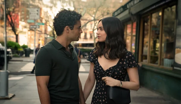 O romance que acaba de chegar à Netflix e vai te fazer ficar em casa na sexta à noite