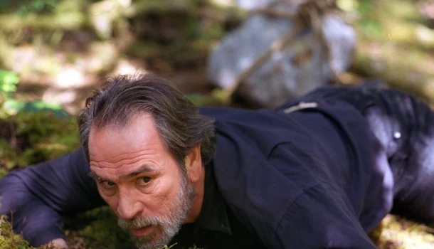 Benicio Del Toro caça. Tommy Lee Jones caça de volta. O resto é tensão, silêncio e suor. Tá no Prime Video. E você nunca ouviu falar