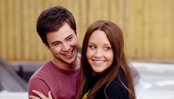 Se a vida anda caótica, essa comédia com Amanda Bynes na Netflix é a terapia de 108 minutos que você precisa