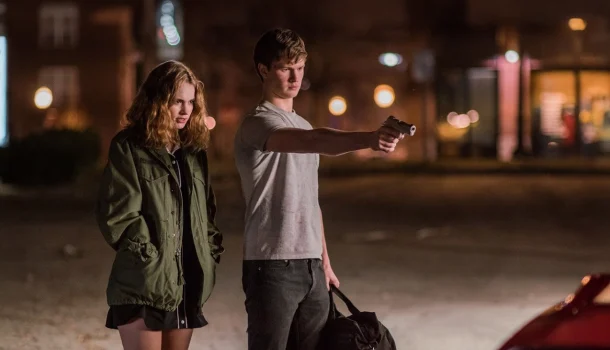 Filme ação na Netflix começa com um assalto — e vira uma discussão filosófica entre tiros