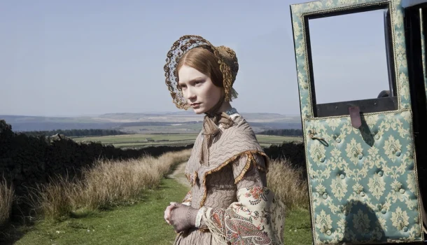 Baseado em clássico da literatura de Charlotte Bronte, romance com Mia Wasikowska está no Prime Video