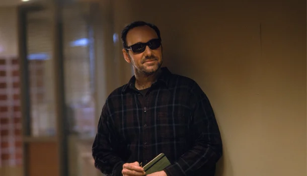 Ficção científica que fez Kevin Spacey usar emprestado os óculos favoritos de Bono Vox, do U2, está no Prime Video