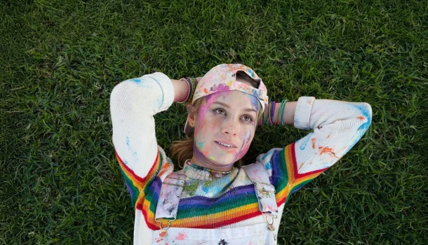 Comédia dirigida e estrelada por Brie Larson é como uma terapia para todos os estranhos que se sentem deslocados, na Netflix