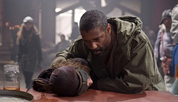 Denzel Washington perdeu 20kg e dispensou dublê neste filme ignorado que combina ação insana com filosofia pura
