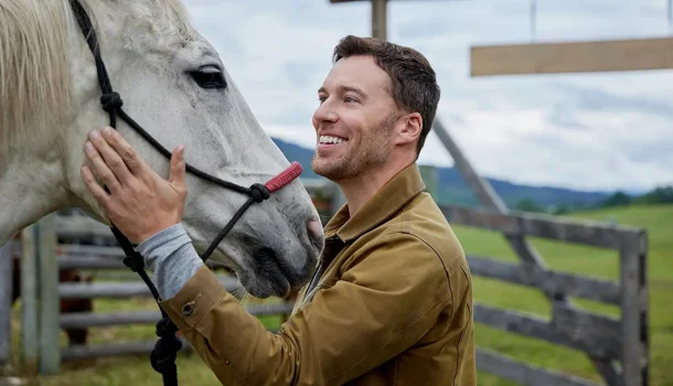 A comédia romântica perfeita para assistir abraçado… ou sozinho com um balde de pipoca, no Prime Video