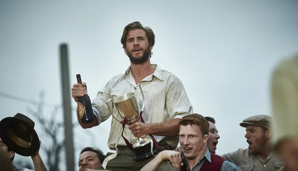Romance com Kate Winslet e Liam Hemsworth, ovacionado no Festival de Toronto, está na Netflix