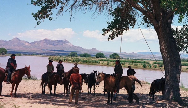 Antes de se tornar lenda, Clint Eastwood fez este faroeste esquecido — uma obra-prima que acaba de chegar ao Prime Video