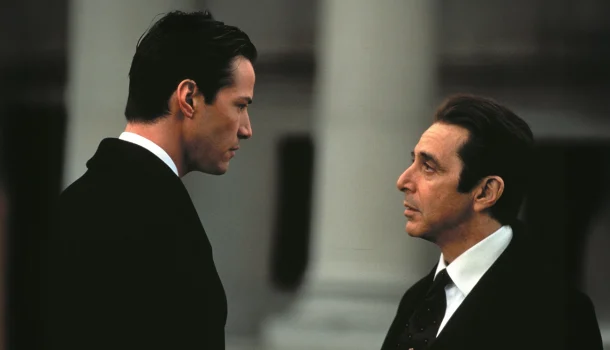 Al Pacino e Keanu Reeves em um dos melhores thrillers do século 20, na Max