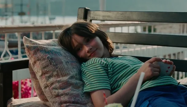 Se há um filme na Netflix que todos deveriam assistir, é a joia silenciosa de Charlotte Wells — delicada, profunda e impossível de esquecer