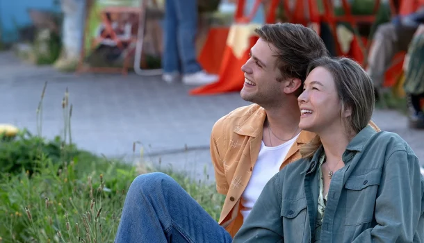 Comédia romântica com Renée Zellweger, que acaba de chegar ao Prime Video, é o melhor romance de 2025 (até agora)