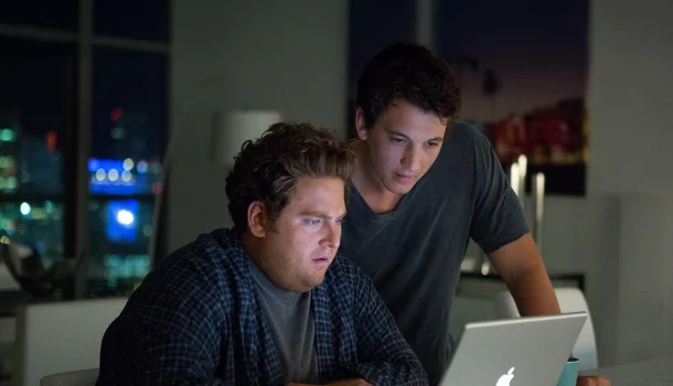 Com Miles Teller e Jonah Hill, versão moderna e bem-humorada de “Scarface” está na Max