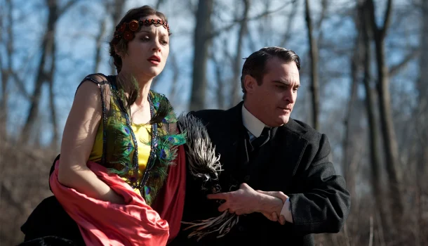 Romance épico com Joaquin Phoenix e Marion Cotillard que vale ver duas vezes, no Prime Video