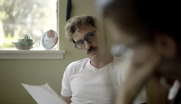 Ficção científica arrebatadora de Spike Jonze, com Joaquin Phoenix, sob demanda no Prime Video