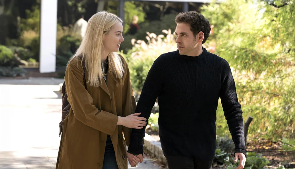 Emma Stone e Jonah Hill em cena de Maniac