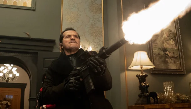 Injeção de adrenalina e doses de sarcasmo: o filme de ação com David Harbour que acaba de chegar à Netflix