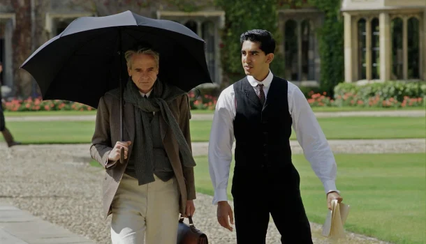 Nem Albert Einstein, nem Stephen Hawking: a mente que desafiou a ciência no século 20 é outra, com Jeremy Irons e Dev Patel, no Prime Video