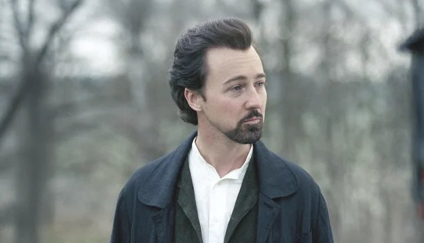 Uma das atuações mais elogiadas de Edward Norton em filme que vale repetir 20 vezes, no Prime Video